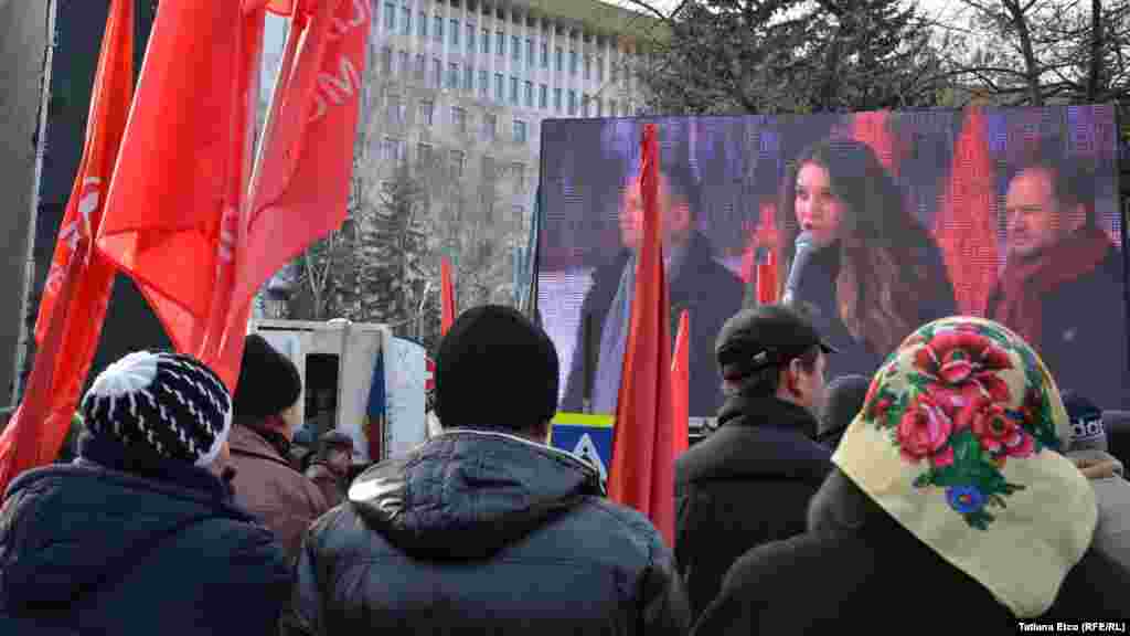 Protestatarii socialiști vizionează discursurile la unul dintre ecranele special instalate în fața Parlamentului