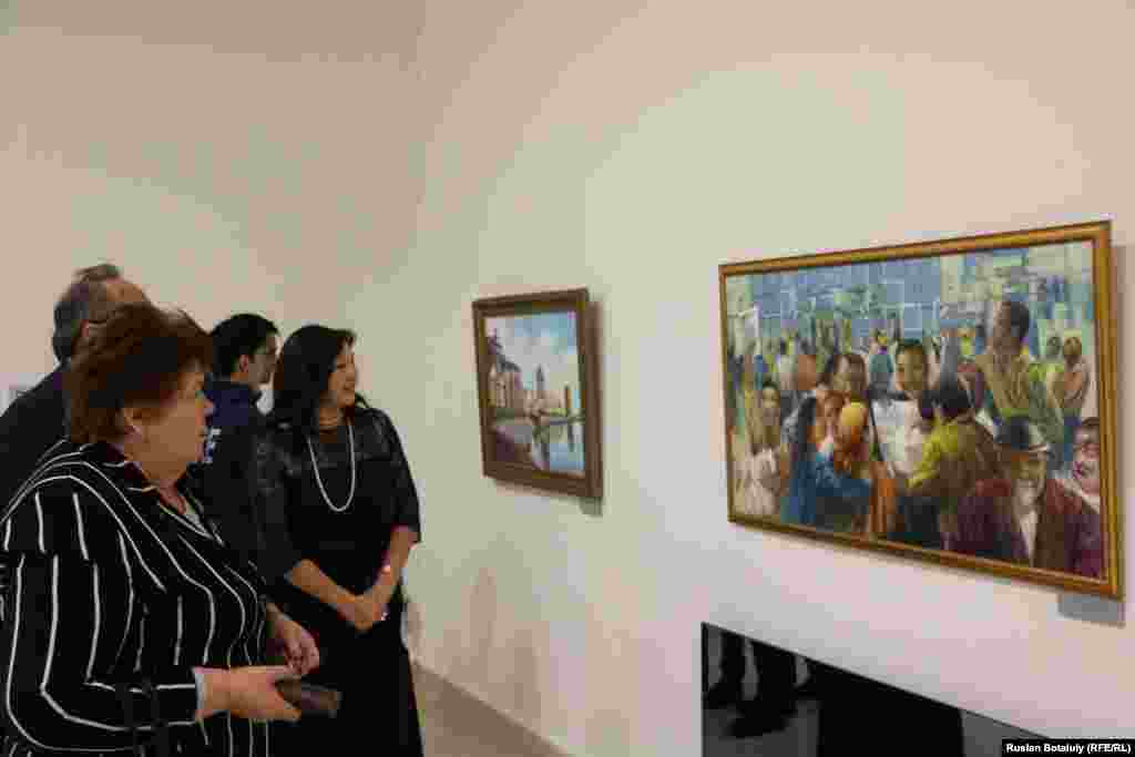 Посетители смотрят на картину Ларисы Жанпеисовой &laquo;Первый день независимости&raquo;.