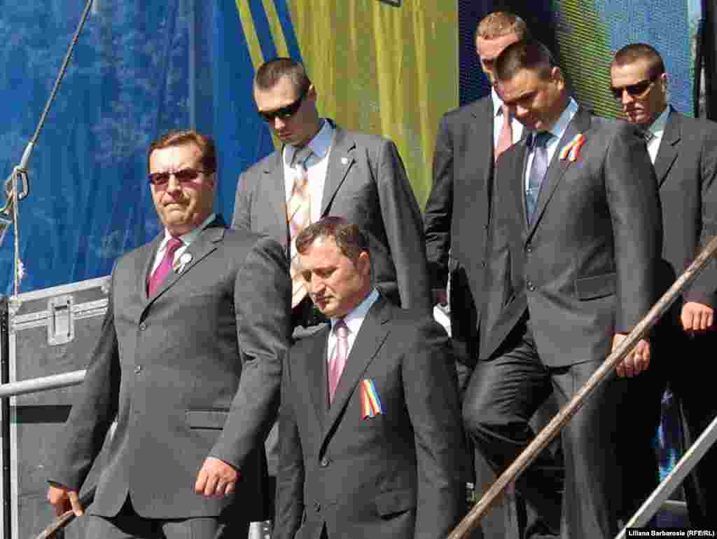 Conducerea de varf paraseste tribuna