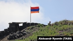 Steagul Armeniei la un punct de control armean de la mina de aur Sotk, la granița cu Azerbaidjanul, în provincia Gegharkunik, 18 iunie 2021