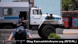 Российский ОМОН в центре Симферополя. 17 мая 2014 года.