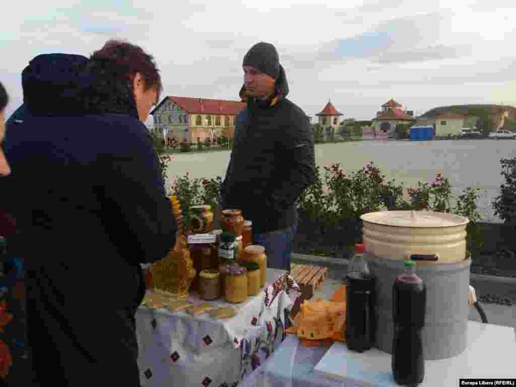Vânzători de miere în preajma Cetății Tighina (Bender).
