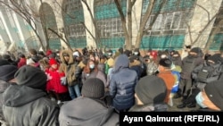 Активисты «Oyan, Qazaqstan», взятые в окружение бойцами спецподразделения полиции.