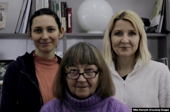 Ukrayna Ulusal Bilimler Akademisi Arkeoloji Bölümü'nden malzeme tarayan ekip. Soldan sağa: Tamara Kutsaieva, Halyna Stanytsina ve Oleksandra Buzko. (Fotoğraf: Nika Havrysh)