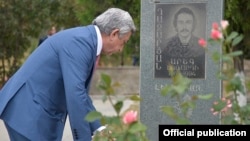 Nagorno-Karabakh - Armenian President Serzh Sarkisian lays flowers at a military cemetery in Stepanakert, 2Sep2016.