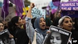 Žene na protestima protiv femicida u Istanbulu, 12. oktobar 2024.