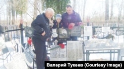 На могиле Якова Тукеева