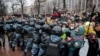 Полиция жасағы митинг кезінде Кремль сыншысы Алексей Навальныйдың жақтастарын ығыстыруға тырысып жатыр. Мәскеу, 23 қаңтар 2021 жыл.