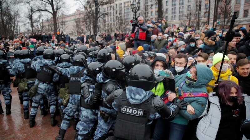 Участника акции в поддержку Навального в России приговорили к двум годам колонии 
