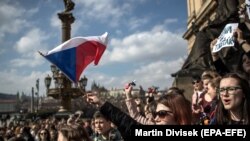 Илјадници Чеси протестираа во Прага