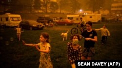 Djeca u igri u gradu Bega u Novom Južnom Walesu u kojem kampiraju nakon što su 31. prosinca 2019. evakuirana s obiteljima s obližnjih mjesta pogođenih šumskim požarima, Australija.