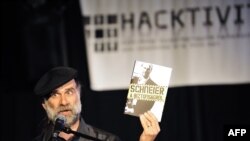 Specialistul în securitate informațională Bruce Schneier la o conferință la Budapesta