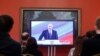 На официальных мероприятиях журналисты смотрят на Путина по телевизору