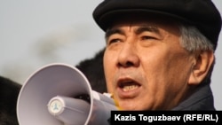 Сопредседатель Общенациональной социал-демократической партии "Азат" Жармахан Туякбай выступает на акции протеста. Алматы, 28 января 2012 года.