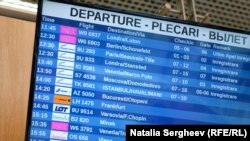 Panou cu orarul plecărilor la Aeroportul Internațional Chişinău