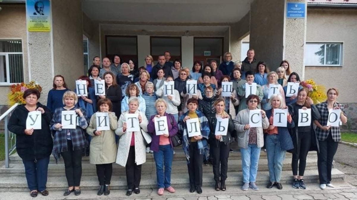На Івано-Франківщині вчителі оголосили страйк через заборгованість із зарплати