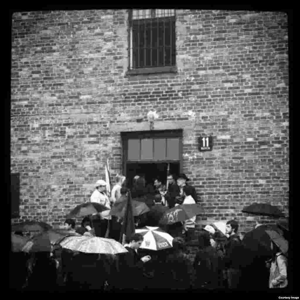 Sudionici Marša života iz Hrvatske pred Blokom 11