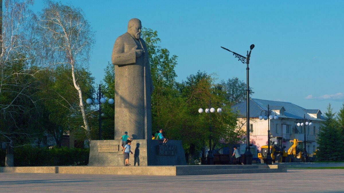 Площадь семей. Памятник Абая в Семее. Памятник Абаю Кунанбаеву семей. Памятник Абаю Кунанбаеву Байконур. Памятник Абаю Кунанбаеву Актобе.