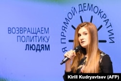 Marija Butyina RT-műsorvezető beszédet mond a World of Tanks online játék társalkotója, Vjacseszlav Makarov pártja, a Közvetlen Demokrácia Párt bemutatóján, 2020. március 5-én, Moszkvában
