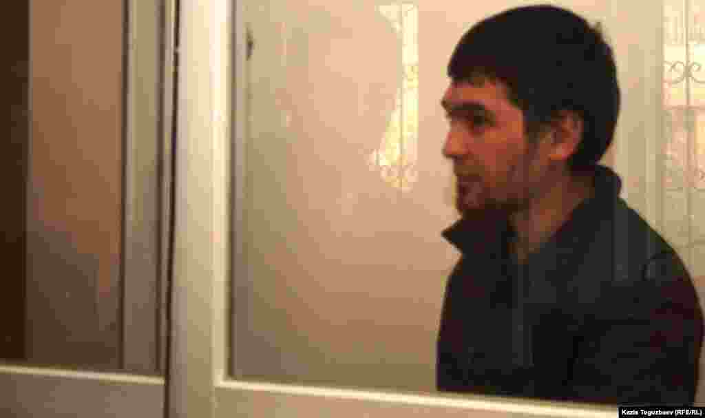 1 ноября в Алмалинском районном суде завершился допрос подсудимого Саяна Хайрова (на фото), обвиняемого в причастности к терроризму. В разгар судебного слушания между судьей и подсудимым возникла дискуссия по вопросу ношения хиджаба и бороды в Казахстане. Дело 38-летнего Саяна Хайрова, которого обвиняют в терроризме, похищении человека, незаконном хранении и изготовлении оружия, незаконном пересечении границы Казахстана, привлекло большое внимание прессы в связи с загадочным массовым убийством в Иле-Алатауском парке в прошлом году. Хайрова обвиняют в создании и руководстве террористической группой, которую назвали ответственной за это преступление.