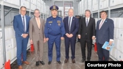 Жардамды тапшырууга Швейцария парламентинин Улуттук кеңешинин төрагасы Пьер-Андре Паж, Швейцариянын элчиси Сироко Мессерли, өзгөчө кырдаалдар министри Канатбек Чыныбаев жана БУУнун ДАТПсынын Кыргызстандагы өкүлү Кожиро Накай катышты.