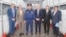 Жардамды тапшырууга Швейцария парламентинин Улуттук кеңешинин төрагасы Пьер-Андре Паж, Швейцариянын элчиси Сироко Мессерли, өзгөчө кырдаалдар министри Канатбек Чыныбаев жана БУУнун ДАТПсынын Кыргызстандагы өкүлү Кожиро Накай катышты.