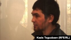 Подсудимый Саян Хайров, обвиняемый в причастности к терроризму. Алматы, 1 ноября 2013 года. 