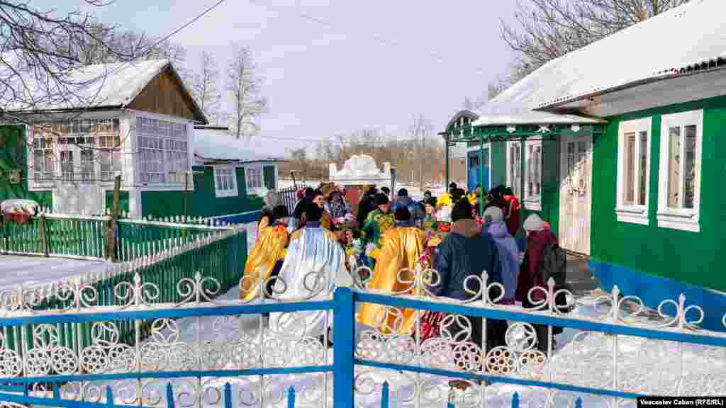 Din banii adunați în timpul „umblatului cu Malanca”, ceata organizează de obicei un „bal”, până la Bobotează, plătindu-i pe muzicanți.