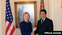 ABŞ-nyň döwlet sekretary Hillary Klinton we Türkmenistanyň prezidenti Gurbanguly Berdimuhamedow, Nýu-Ýork, 21-nji sentýabr, 2009-njy ýyl.