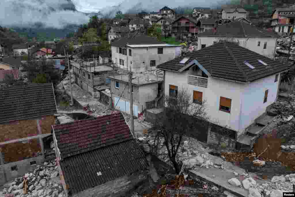 Bosnjë e Hercegovina u përball me reshje shiu dhe rrëshqitje të dheut të enjten dhe të premten.&nbsp;