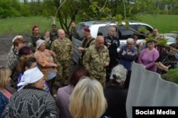 Геннадій Москаль спілкується з місцевими жителями в селі Родина, що на Луганщині, 13 травня 2015 року (фото з facebook Геннадія Москаля)