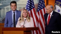 Reprezentanta republicală, Marjorie Taylor Greene, alături de colegii Matt Gaetz și Louie Gohmert vorbind la 7 decembrie 2021 despre tratamentul aplicat celor învinuiți de violențele de la Capitoliu din 6 ianuarie 2021 și aflați în închisoare.