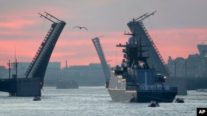 Жалаңаш аналардың суреттері Теңізде екі адамға арналған секс