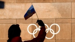 Flamuri rus para logos së Komitetit Olimpik Ndërkombëtar (IOC). 5 dhjetor 2017.