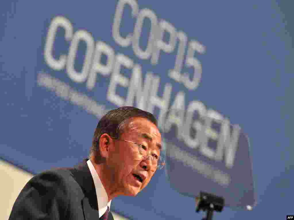 Sekretari i përgjithshëm i Kombeve të Bashkuara, Ban Ki Moon, gjatë ceremonisë mikpritëse në qendrën Bella, në Kopenhagë, me rastin e Konferencës së Kombeve të Bashkuara për Ndryshime Klimatike.