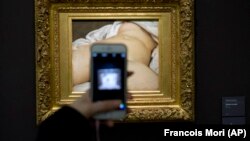 Musée d'Orsay, Paris: tabloul lui Gustave Courbet, din 1866, "L'Origine du monde". În feb. 2016, Facebook a pierdut în fața tribunalului din Paris, care a decis că firma poate fi dată în judecată pentru că a șters postarea unui utilizator ce conținea acest tablou, operă de artă.
