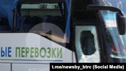 У першых паведамленьнях аб удары па беларускім аўтобусе 2 ліпеня гаварылася пра трапляньне ў лабавое шкло. На пазьнейшых кадрах добра бачна, што часткова разьбітыя два бакавыя вакны.