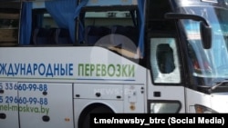 Беларускі аўтобус пасьля атакі дрона, стоп-кадар дзяржаўнага выданьня news.by