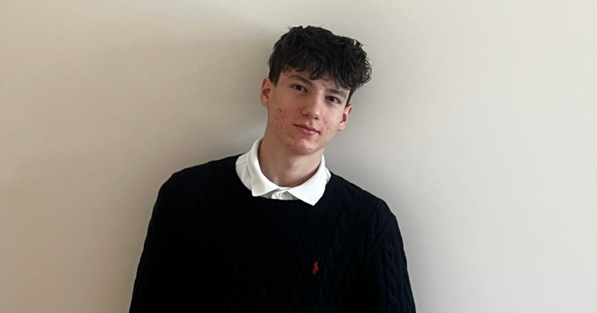 Той е още в училище, а вече е публикуван автор