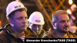 Олександр Захарченко, ватажок угруповання «ДНР» (зліва)