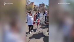 Արցախցի մայրիկները կառավարական առանձնատների մոտ ակցիա արեցին, լվացք փռեցին և ներկայացրին իրենց պահանջը