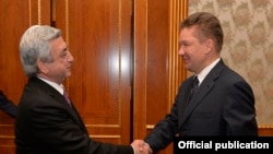 Armenia - President Serzh Sarkisian (L) meets with Russian Gazprom chief Alexey Miller, Yerevan,25Oct,2016