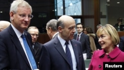 Swedish, French, and Croatian Foreign Ministers Carl Bildt, Alain Juppe, and Vesna Pusic (left to right) at the European Union foreign ministers meeting in Brussels on January 23