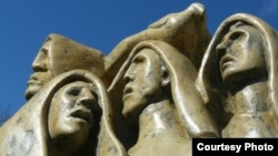 Пам'ятник жертвам Голодомору в Україні, Кальярі, острів Сардинія, Італія (фото Володимира Боровика)