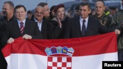 Mladen Markac (al doilea din stînga) și Ante Gotovina (al doilea din dreapta) pe aeroportul din din Zagreb, 16 noiembrie 2012.