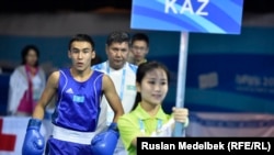 Тренер национальной сборной по боксу Галым Кенжебаев (в центре, после боксера).