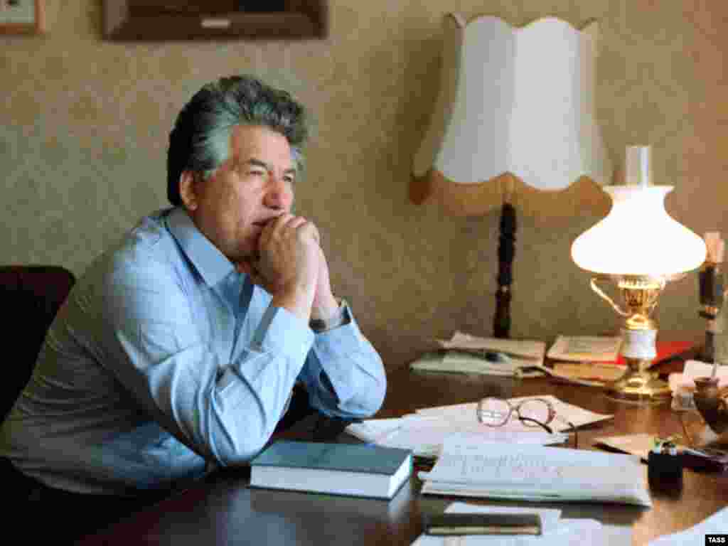 Novelist Chyngyz Aitmatov in then city of Frunze (Bishkek), 01Sep1985