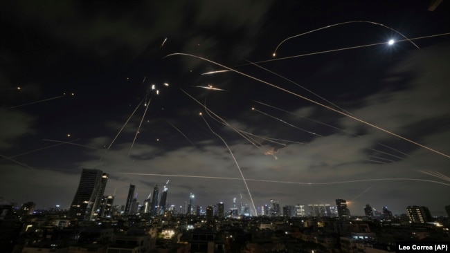 Mbrojtja ajrore e Izraelit duke goditur në ajër raketat iraniane mbi Tel Aviv, më 15 qershor.