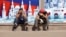 Билборд, пропагандирующий российскую армию и войну, на фоне здания Министерства иностранных дел в Москве, 13 октября 2022 года