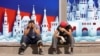 Строители на фоне декорации в Москве
